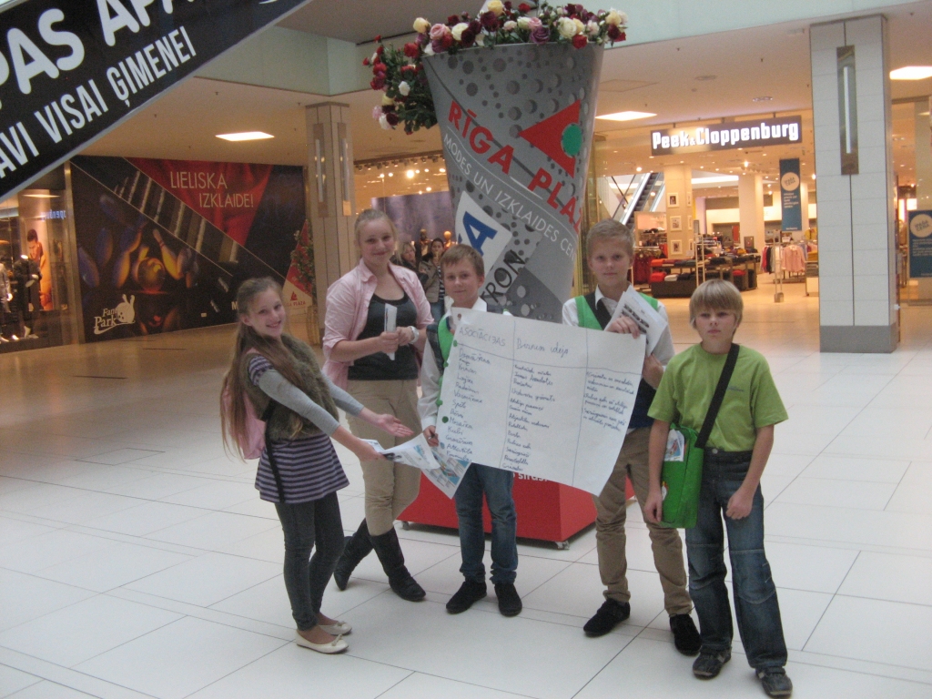 Bauskas sākumskolas un Bauskas Valsts ģimnāzijas audzēkņi praktisko uzdevumu veica tirdzniecības centra «Rīga Plaza» veikalos. 
Autors: Solvita Lauzēja