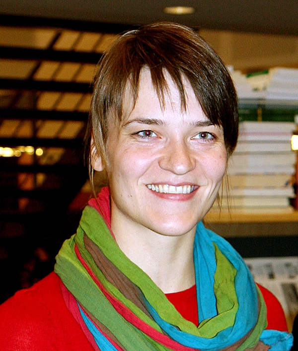 EP deputāte no Lietuvas Radvile Morkūnaite-Mikulēniene, mudinot Eiropu būt modrai, un aicinot uz nelielu solidaritātes žestu, piedāvājusi kolēģiem parlamentā nogaršot lietuviešu sieru, kura eksportu tikko aizliegusi Krievija.
Autors: no «Bauskas Dzīves» arhīva.