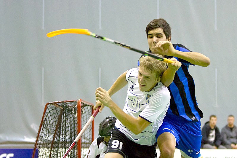 Pēteris Zeltiņš (no kreisās), vērtīgākais spēlētājs baušķenieku rindās, cīņā ar FK «Rīga» florbolistu Tomu Mengotu. 
Autors: no floorball.lv