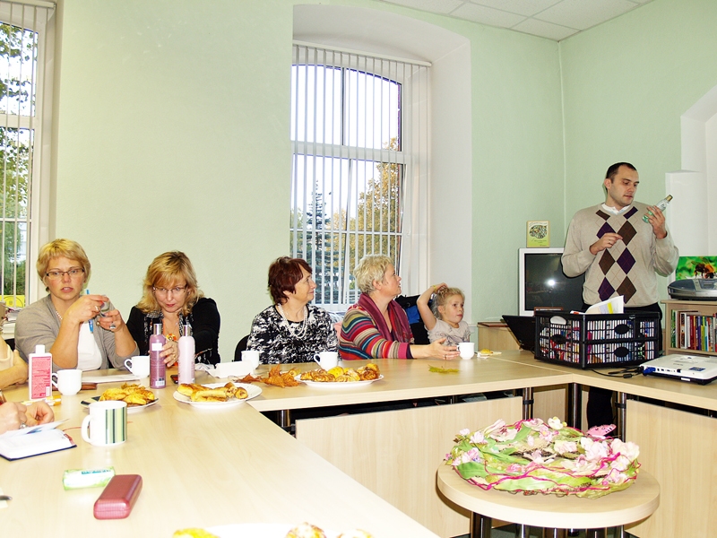 Valters Toropovs no «Baltijas Vides foruma» ar piemēriem izskaidroja sadzīves produktu marķējuma un sastāva norādes.
Autors: Foto – Antra Ērgle