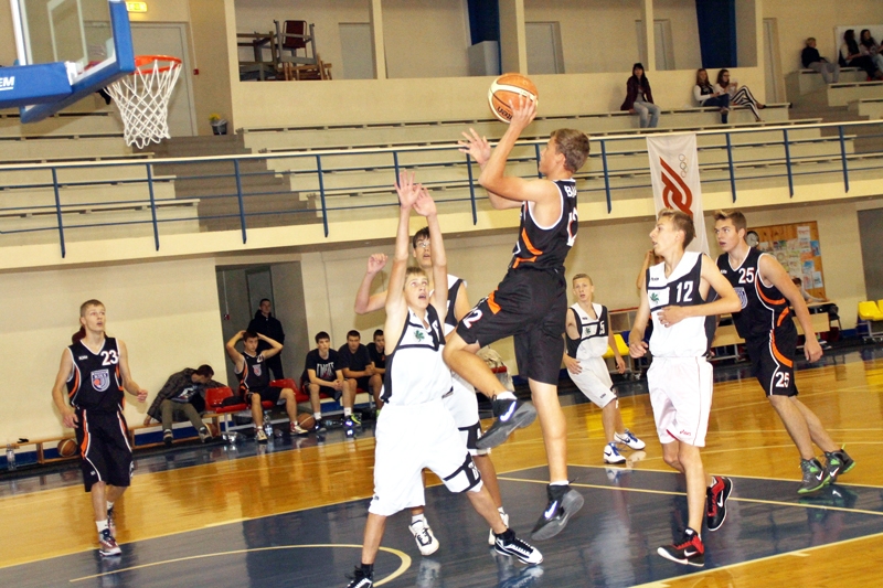 Artis Lagužnieks (ar bumbu), «Bauskas BJSS» U-16 komandas uzbrucējs, metienā pa grozu. 
Autors: Uldis Varnevičs