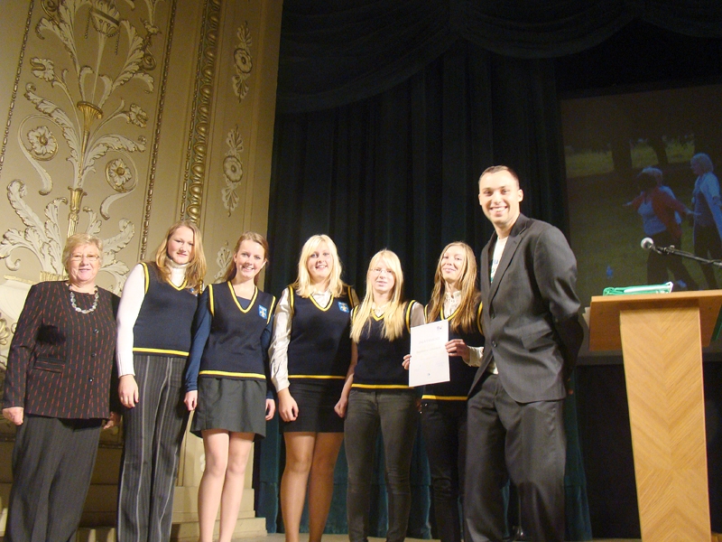 Austra Auguste (pirmā no kreisās) kopā ar Skaistkalnes skolēniem Zaļā karoga pasniegšanas pasākumā. 
Autors: Foto no Skaistkalnes vidusskolas albuma. 