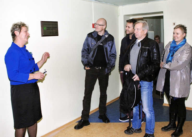 Linuta Ģerģe (no kreisās), Bauskas sākumskolas direktore, norvēģu viesiem ar lepnumu izrāda ieejas gaitenī pie sienas piestiprināto apliecinājumu, ka šī ir pedagogam draudzīgākā izglītības iestāde. 
Autors: Foto – Ivars Bogdanovs