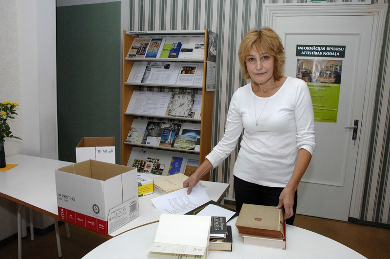 Aina Mūrniece, Bauskas Centrālās bibliotēkas bibliotekāre, rāda grāmatas, kuras mūsu novadu ļaudis dāvājuši Nacionālās bibliotēkas Tautas grāmatu plauktam.

Autors: Ivars Bogdanovs