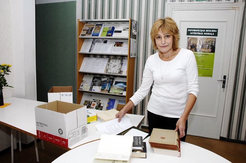 Aina Mūrniece, Bauskas Centrālās bibliotēkas bibliotekāre, rāda grāmatas, kuras mūsu novadu ļaudis dāvājuši Nacionālās bibliotēkas Tautas grāmatu plauktam. 
Autors: Foto – Ivars Bogdanovs
