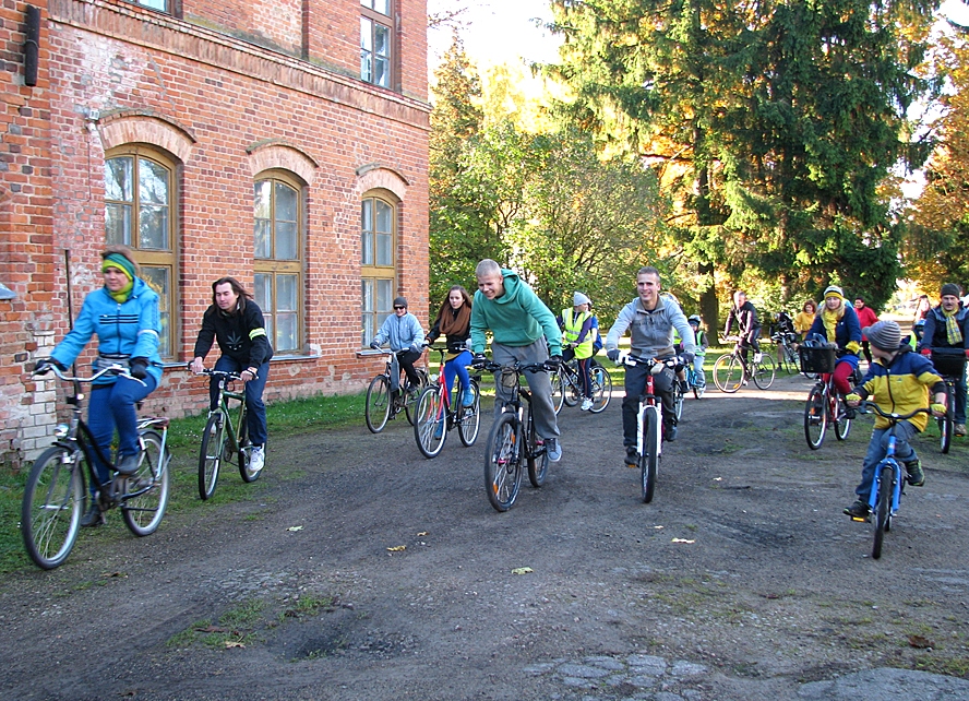 Iecavas velobrauciena dalībnieki dodas distancē no Sarkanās skolas pagalma.
Autors: Vilnis Auzāns