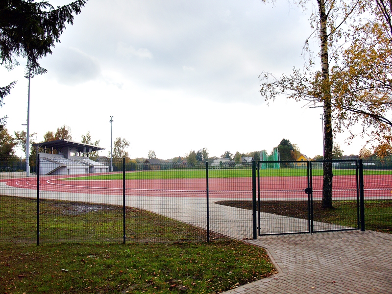 Stadionam pie vidusskolas uzlikts segums, darbi jāpieņem pašvaldībai un valsts pārstāvjiem.
Autors: Antra Ērgle
