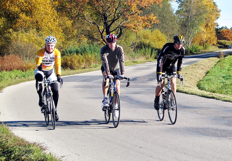 
Pieredzējušajiem velobraucējiem – Mārtiņam Dravniekam (no kreisās), Edgaram Kārkliņam un Sandim Druviņam – desmit kilometrus garā distance bija tikai tāda iesildīšanās.
Autors: Vilnis Auzāns