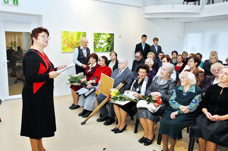 Skolotājus seniorus uzrunā un sveic Bauskas Valsts ģimnāzijas pedagoģe Vija Cerusa.
Autors: Vilnis Auzāns