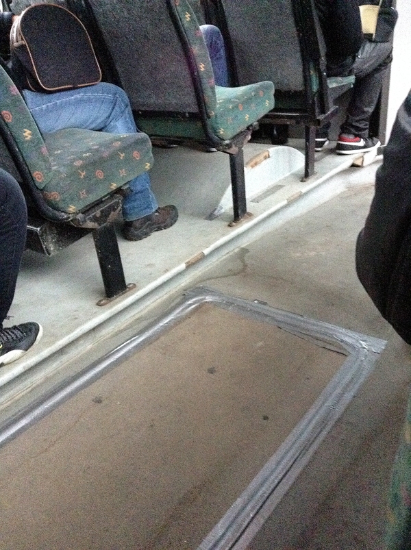 Ar līmlenti «Sabiedriskā autobusa» transportlīdzeklī sastiprinātas dažādas vietas.
Autors: no Ingas Bušas personiskā arhīva