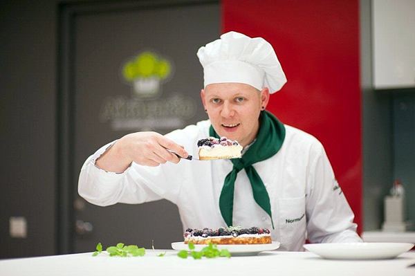 Šefpavārs Normunds Baranovskis iepriekš savus padomus sniedza Griķu pamatskolas audzēkņiem. 
Autors: Foto – Ivars Bogdanovs