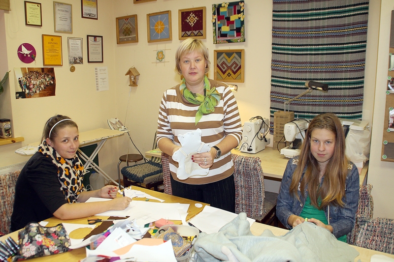 Ilze Krieviņa (vidū) Martas Ginteres (no kreisās) idejas uzreiz nodod īstenot Bauskas pamatskolas 9. klases audzēknei Lindai Jasurēvičai.
Autors: Foto – Uldis Varnevičs