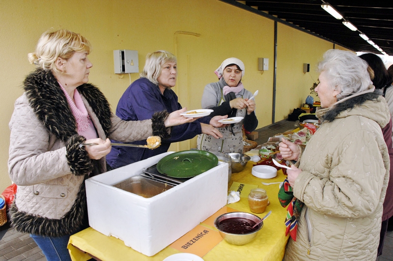 Svētku dalībniekus ar savu virumu cienā Anita Leitlante, Ludmila Ladusāne un Sandra Griķīte.
Autors: Ivars Bogdanovs