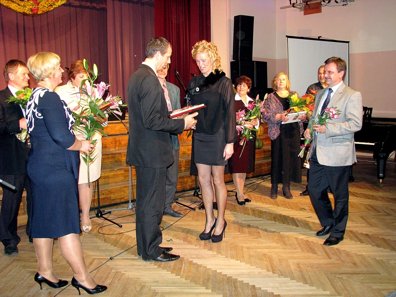 Vēsma Veinberga, Vecumnieku pagasta dārzniece, saņem konkursa «Vecumnieku novada rosīgākais pagasts 2013» galveno balvu no domes priekšsēdētāja vietnieka Jāņa Kovala.
Autors: Vilnis Auzāns