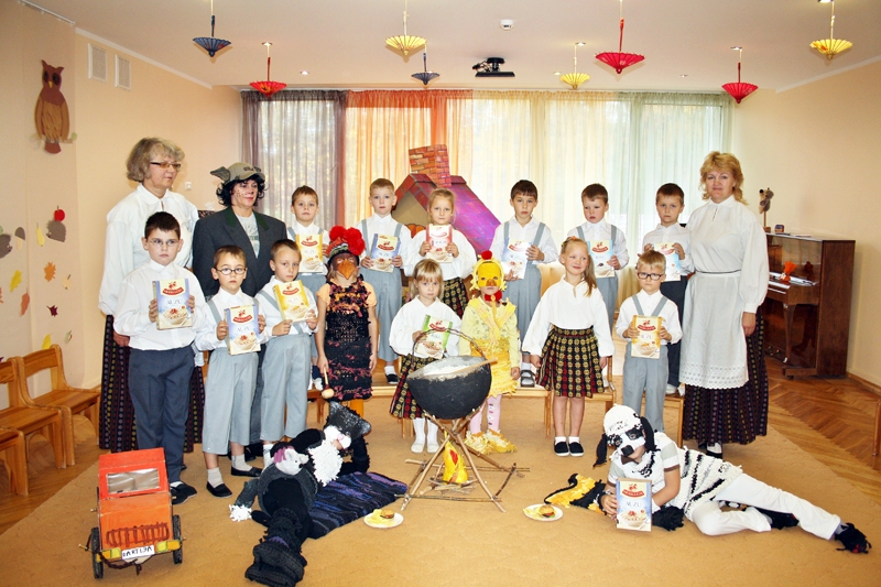 Putras dienas prezentāciju dalībnieki bija gandarīti par aizraujošo priekšnesumu.
Autors: Foto no bērnudārza «Dartija» albuma.