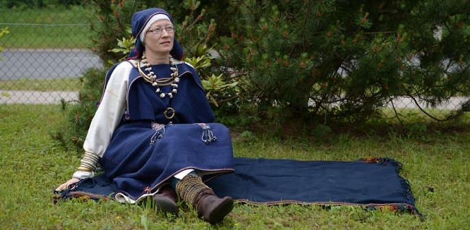 Sarīkojumā aicināta piedalīties folkloras kopas «Vilcenes» dalībniece, «3x3» nometņu vadītāja, grāmatas «Pirts rituāla garīgie aspekti» autore Inese Krūmiņa. 