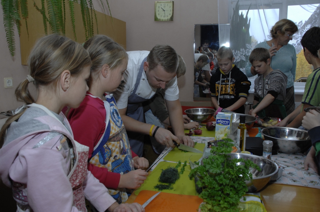 Lielveikalu tīkla «Rimi» veselīgas ēšanas kustības «Aikāgaršo» šefpavārs Normunds Baranovskis vairākas stundas pavadīja kopā ar 4. klases audzēkņiem.
Autors: Ivars Bogdanovs