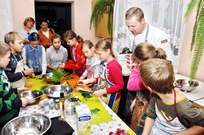 Mežgaļu pamatskolas 4. klases audzēkņus skoloja šefpavārs Normunds Baranovskis. 
Autors: Foto – Ivars Bogdanovs