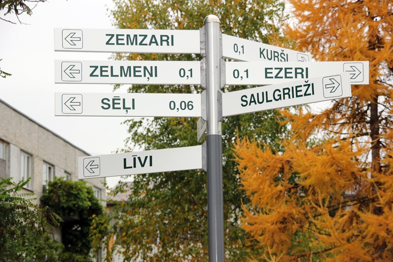 Pilsrundāles ciemata centrā tagad norādīts virziens uz dažādām 
mājām.
Autors: Foto no pašvaldības arhīva.