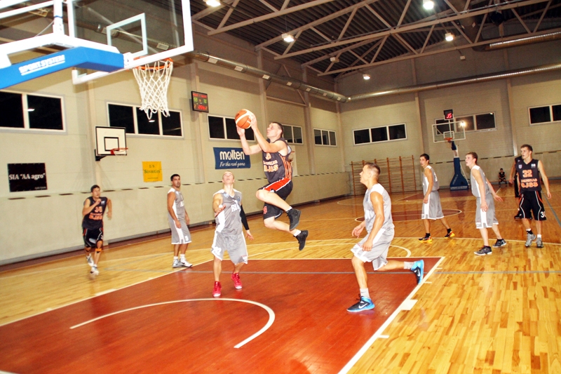 Ivaru Zemīti (ar bumbu) «Rugāju» aizsardzība nebija gatava nosegt.
Autors: Uldis Varnevičs