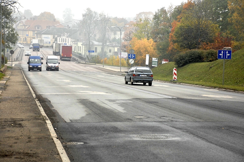 
Papīrs ir stiprāks par realitāti. Tāda ir valsts akciju sabiedrības «Latvijas Valsts ceļi» nostāja, posmā Iecava–Bauska atstājot nesaremontētus 160 metrus pirms Mēmeles tilta.
Autors: Ivars Bogdanovs