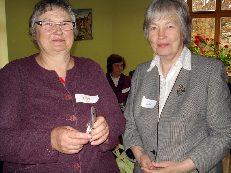 Biedrības aktīvistes. Inta Lāce (no kreisās) ar Ievas Laines, LSIA «Aspazija» ilggadējās vadītājas, atbalstu uzņēmusies organizēt biedrības Bauskas nodaļas darbu. 
Autors: no LSIA «Aspazija» albuma