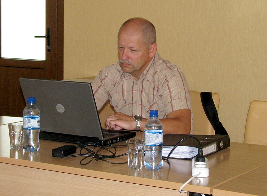 Bauskas novada domes 15. oktobra ārkārtas sēdē deputāts Aleksandrs Novickis pauda neizpratni par novada izpilddirektora Jāņa Kalinkas rīkojumu. Tajā noteikts saimnieciskās nodaļas vadītāju izraudzīties iekšējā konkursā. 
Autors: Vilnis Auzāns