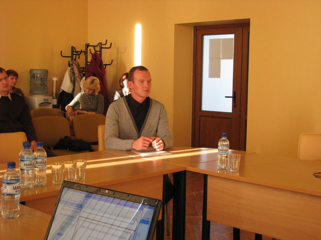 Latvijas Riteņbraukšanas federācijas BMX sporta menedžeris Artis Ozols Bauskas novada domes deputātus aicina atbalstīt jaunas BMX trases būvi novadā. 
Autors: Vilnis Auzāns