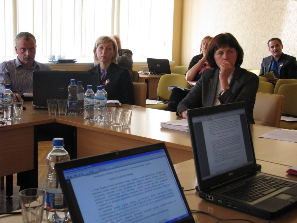 Attīstības un plānošanas nodaļas vadītāja Ilze Tijone pārliecina deputātus par nepieciešamību atbalstīt Rīgas ielas rekonstrukcijas projektu. 

Autors: Vilnis Auzāns