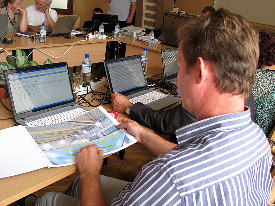 Deputāts Raimonds Žabovs šīs vasaras jūlija sēdē iepazīstas ar Bauskas baseina iecerēto projektu.

Autors: Vilnis Auzāns