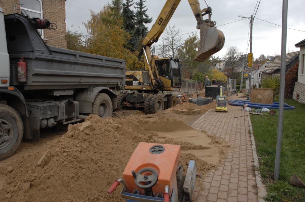 Baznīcas ielā ūdensvada un kanalizācijas cauruļu ieguldīšanu paredzēts pabeigt oktobrī. 
Autors: Ivars Bogdanovs