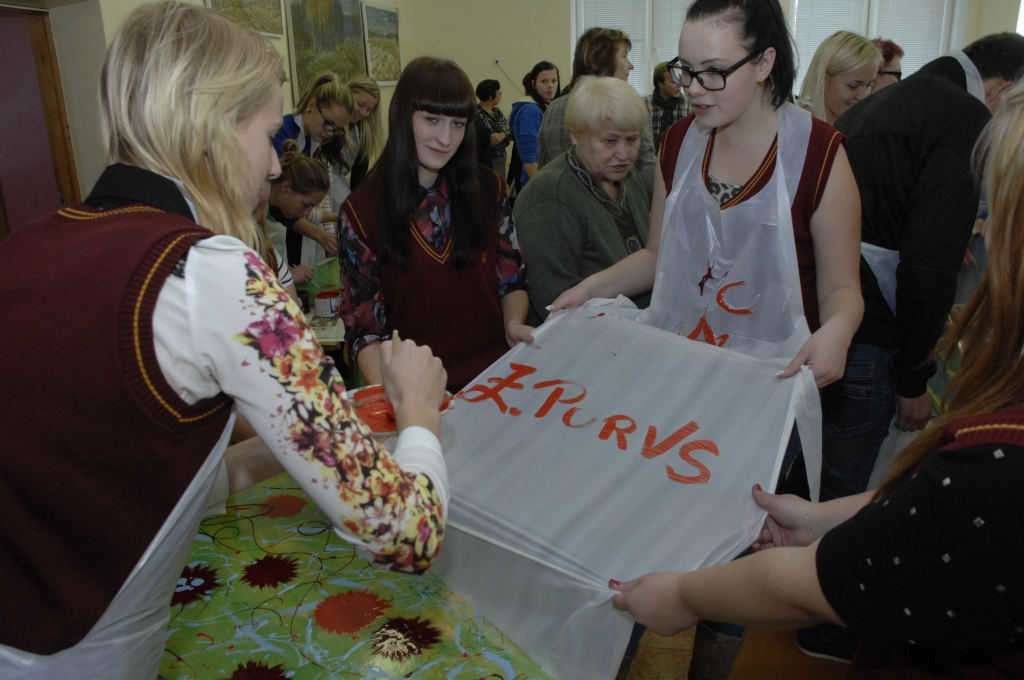 Īslīces vidusskolas skolēni pēc Ziedoņa Purva tankas motīviem glezno magones uz kokmateriāla «Zaļajai klasei».
Autors: Ivars Bogdanovs