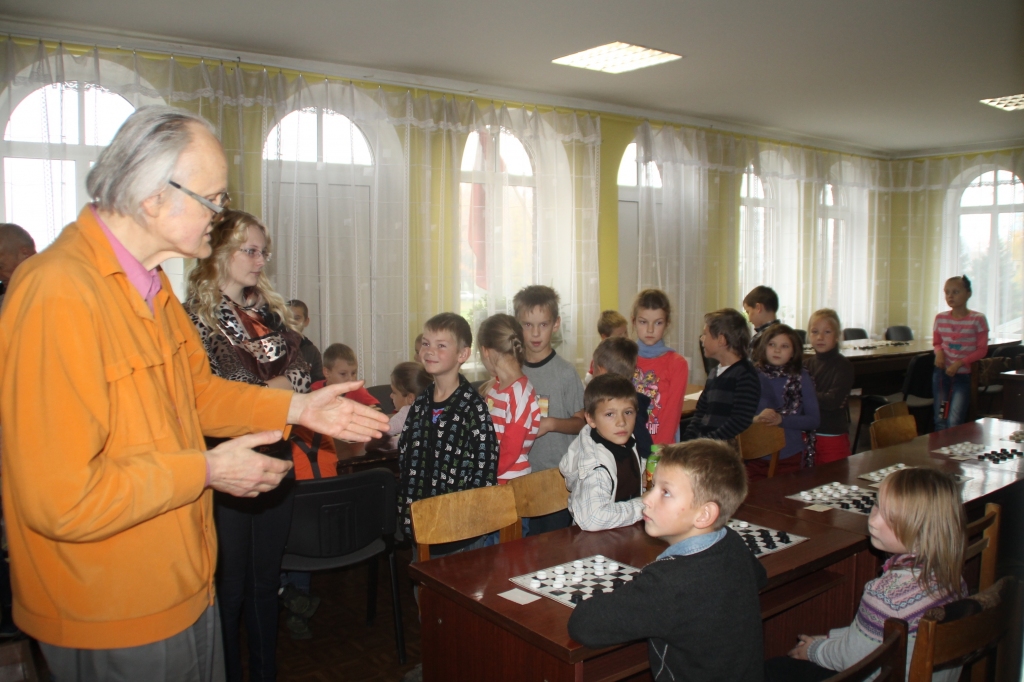 Māris Bergs (no kreisās) jaunajiem sacensību dalībniekiem atgādina dambretes spēles noteikumus. 
Autors: Uldis Varnevičs
