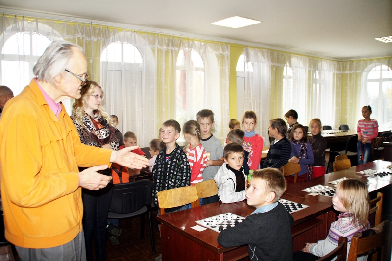 Māris Bergs (no kreisās) jaunajiem sacensību dalībniekiem atgādina dambretes spēles noteikumus. 
Autors: Foto – Uldis Varnevičs