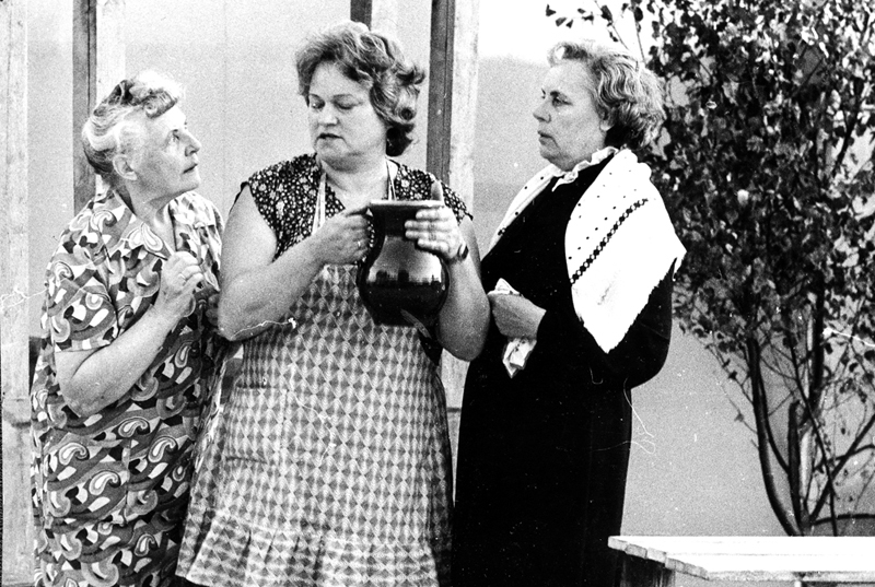 Lugā «Upe nesa ozoliņu» – Elza Mengote (no labās), Dzintra Olava un Rita Kārkliņa. 
Autors: no teātra arhīva