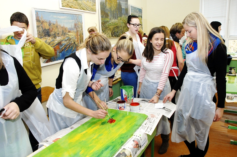 Īslīces vidusskolas skolēni pēc Ziedoņa Purva vārsmu motīviem glezno magones «zaļajai klasei».
Autors: Ivars Bogdanovs