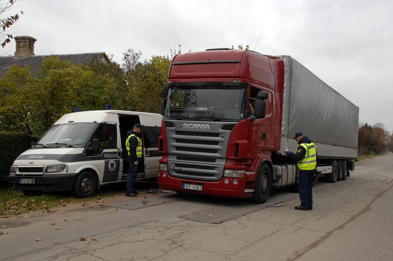 Kravvedējs «Scania» tika svērts 17. oktobra pēcpusdienā, tā masa nepārsniedza atļauto svaru.
Autors: Ivars Bogdanovs