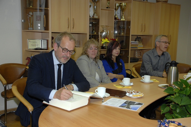 Eiropas Parlamenta deputāts Roberts Zīle 18. oktobrī tikšanās laikā pašvaldībā parakstījās Bauskas novada domes viesu grāmatā. 
Autors: Ivars Bogdanovs