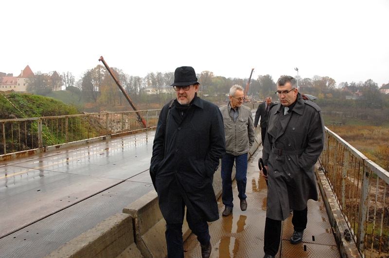 Eiropas Parlameta deputāts Roberts Zīle un novada domes priekšsēdētājs Raitis Ābelnieks uz pagaidu tilta pār Mūsu.
Autors: Ivars Bogdanovs