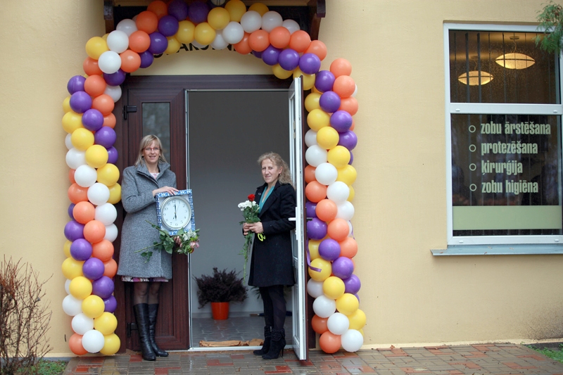Eva Žaugre (no kreisās) un Marina Barojana par savas zobārstniecības prakses tapšanu varētu sarakstīt grāmatu.
Autors: E. BAROJANS