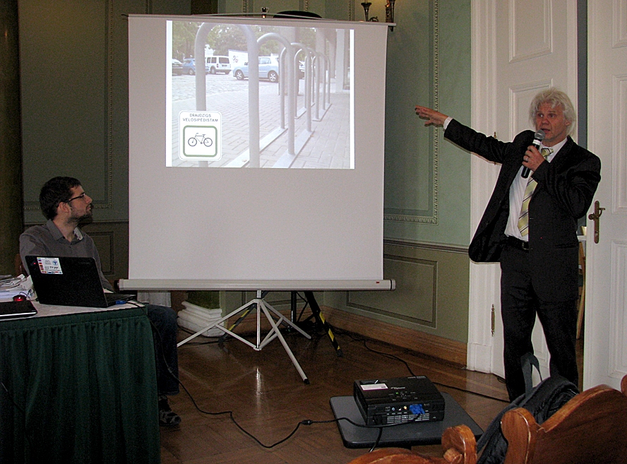 Latvijas Riteņbraucēju apvienības valdes loceklis Oļegs Stoļerovs sauc absurdus gadījumus veloceliņu izbūvē. Izkanēja arī pozitīvie piemēri.
Autors: Vilnis Auzāns