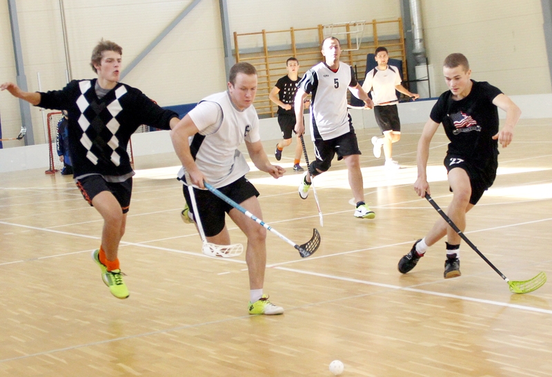 Edgars Ružello (vidū), komandas «Vienkārši dzira» spēlētājs, steidz pēc bumbiņas. Viņu mēģina kavēt «Īslīces» aizsargi.
Autors: Uldis Varnevičs