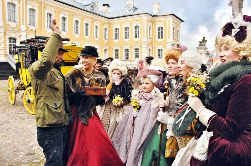 Rundāles pils pagalmā sagaida pasta karieti un lietuviešu viesus.
Autors: Ivars Bogdanovs