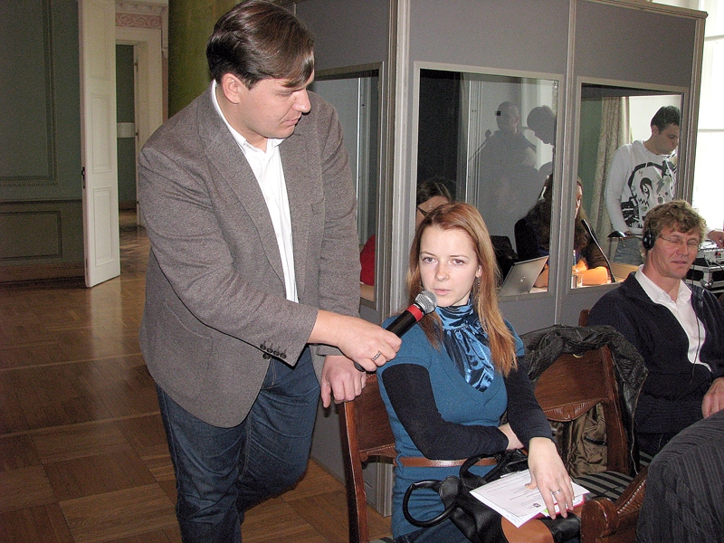 Semināra «Velomaršrutu tīkla attīstība un uzlabošana Centrālbaltijas teritorijā» noslēguma konferences vadītājs Ansis Bogustovs par velotūristu iespējām Rundālē iztaujā pils muzeja speciālisti Rutu Biļeviču.
Autors: Vilnis Auzāns