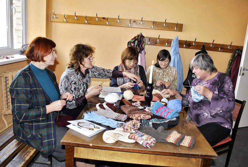 Anna Griķe (no kreisās), Ilona Zariņa, Līga Akmentiņa, Marina Hatuļeva un Benita Šmite pirmajā nodarbībā pievērsās adīšanai.
Autors: Juris Iļņickis