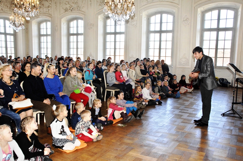 Liepājas simfoniskais orķestris kopā ar diriģentu Andri Veismani un mūziķi Andri Ērgli (priekšplānā) veda bērnus klasiskās mūzikas pasaulē.
Autors: Ivars Bogdanovs