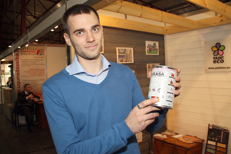 Pauls Veide uzsver «Paint Eco» preču zīmes krāsu dabiskumu un nekaitīgumu. 
Autors: Uldis Varnevičs