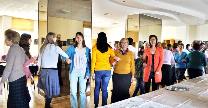 Rotaļas un sadziedāšanās atraisīja un satuvināja nodarbības dalībniekus.
Autors: Foto – Juris Iļņickis