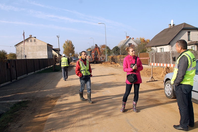 EdiKs Barojans (no labās), SIA «Viona» direktors, apspriež darbu gaitu ar projekta vadītāju Laini Bahu un būvdarbu vadītāja vietnieku Ervandu Barojanu. 
Autors: Foto – Uldis Varnevičs