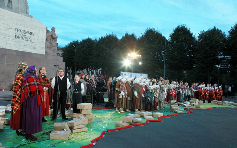 Folkloristu pulkā pie Brīvības pieminekļa ar «Tarkšķi» no Iecavas. 
Autors: no «Tarkšķu» albuma